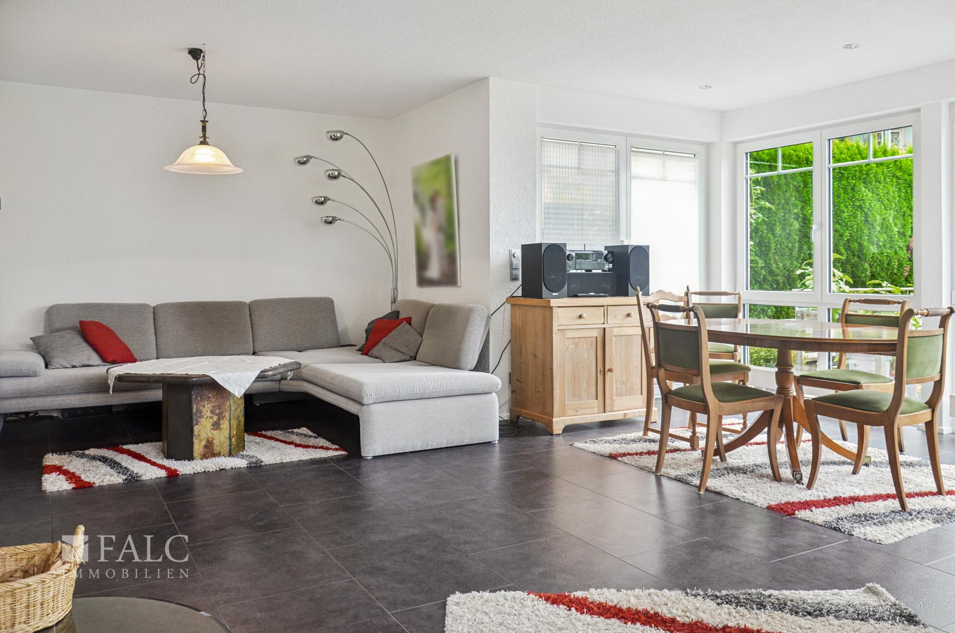 Wohn-Esszimmer mit Zugang zur Terrasse